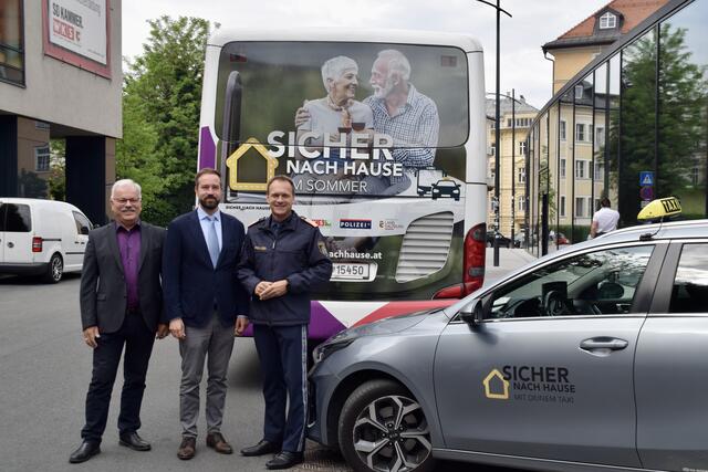 Salzburger Sicherheitskampagne "Sicher nach Hause im Sommer" gegen Alkohol am Steuer.
Im Bild: Erwin Leitner, Fachgruppenobmann "Beförderungsgewerbe mit Personenkraftwagen" (Taxi), Landeshauptmann Stellvertreter Stefan Schnöll und Landespolizeidirektor Bernhard Rausch. | Foto: Carmen Kurcz