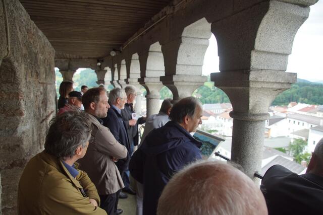 Bei einem Ortsrundgang wurden vielfältige Einblicke geboten – inklusive Ortskernpanorama von der Kirchturmgalerie. | Foto: Helmut Eder