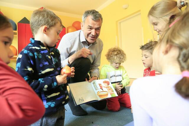 Im Herbst 2022 war Bürgermeister Georg Willi das erste Mal im Eltern-Kind-Zentrum, um den Kindern etwas vorzulesen. | Foto: EKIZ Ibk