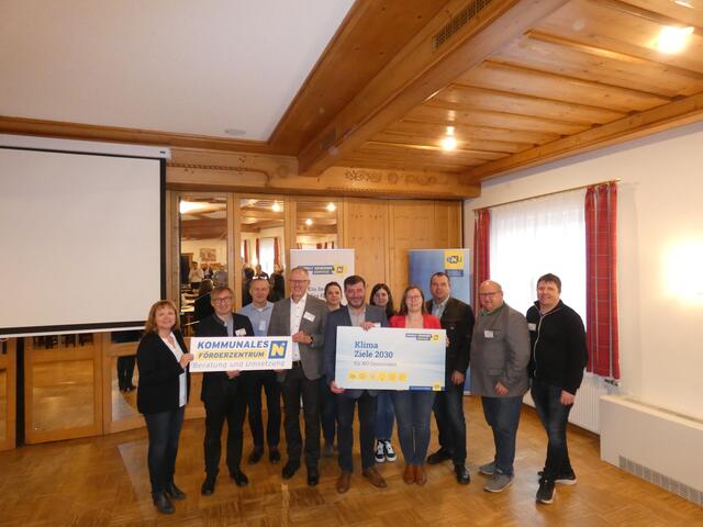 Im neuen Förderzentrum: Anette Töpfl (Vitis),Herbert Greisberger (eNu), Norbert Schmied (Waidhofen), Rudolf Polt (Waidhofen), Heidi Kollros-Habison (Gastern),  Josef Edlinger, Rebecca Liepold Weinberger (Gastern), Doris Pfeiffer (Regionalstellenleiterin eNu Zwettl),  Reinhard Ringl (Waldkirchen), Manfred Wühl (Kautzen) und Martin Kößner (Dobersberg) | Foto: eNu