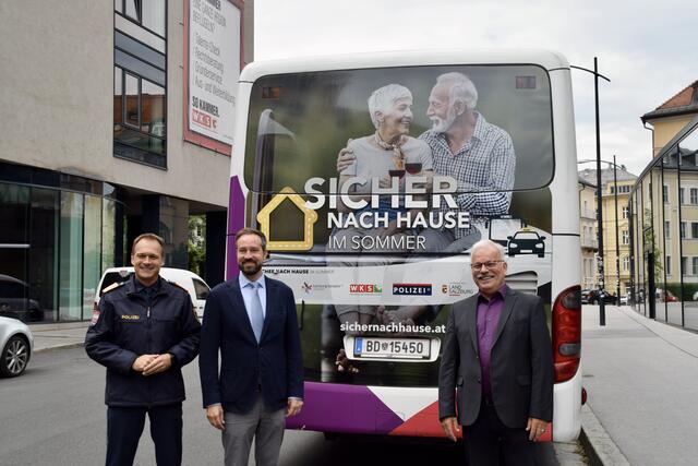 Im Bild: Landespolizeidirektor Bernhard Rausch, Landeshauptmann Stellvertreter Stefan Schnöll und Erwin Leitner, Fachgruppenobmann "Beförderungsgewerbe mit Personenkraftwagen" (Taxi) | Foto: Carmen Kurcz