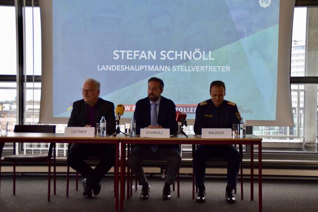 Der für Verkehr zuständige Landeshauptmann Stellvertreter Stefan Schnöll erklärt bei der Pressekonferenz das Ziel der Kampagne. | Foto: Carmen Kurcz
