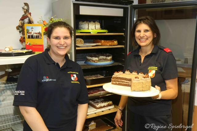 Der Geheimtipp für die ganz Süßen, ist das Kaffee mit  vielen feinen Torten und Kuchen im Obergeschoß der Feuerwehr von Rekawinkel. Hier mit Viktoria Adensamer und Monika Zekl.
