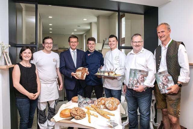 Agnes Eichler von der Bäckerei Eichler in Linz, Bäcker-Poet Michael Zagler, Wirtschafts- und Tourismus-Landesrat Markus Achleitner (ÖVP), Bäcker-Europameister Simon Sailer, Max Stadler vom Gasthaus „Zur Reib“, Georg Bachleitner, Geschäftsführer des Tourismusverbandes s‘Entdeckerviertel und Herbert Karer, Wirtesprecher „InnWirtler“; | Foto: Land OÖ / Tina Gerstmair