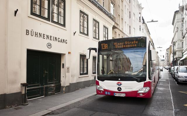 Künftig wird die Bushaltestelle "Theater in der Josefstadt" verlegt und noch vor der Kreuzung zur Josefstädter Straße gegenüber der Löwen Apotheke liegen – nicht mehr nach der Kreuzung wie im Moment.  | Foto: Thomas Jantzen/Wiener Linien