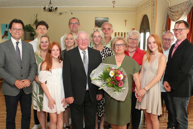 Bürgermeister Bernhard Heinl (vorne 1.v.l.), Hans und Erna Kirschenhofer (vorne 3.u.4.v.l.), Helmut Schuster (vorne 1.v.r.), Franz Spannbruckner (2.v.r.), Anna Schuster (4.v.r.) | Foto: Marktgemeinde Michelhausen