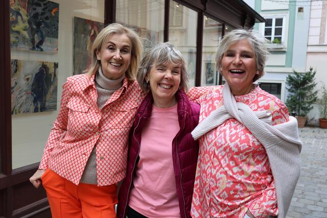 Geleitet wird die Galerie vom bunten Frauenpower-Trio Renate Kastner-Fried, Elínborg Jóhannesdóttir Ostermann und Simone Klee (v.l.). | Foto: Amanda Klee