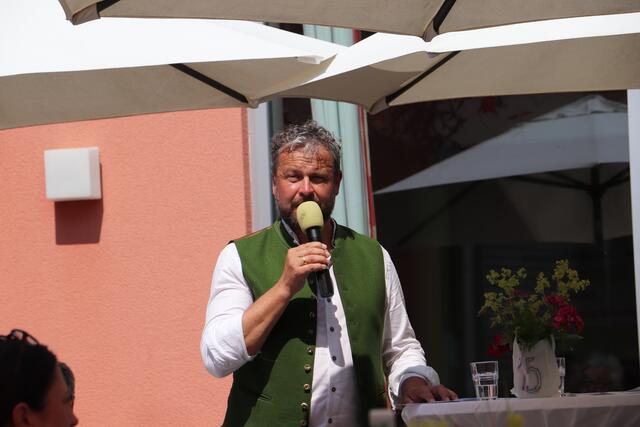 Bgm. Robert Tulnik ist stolz, dass das Pflegewohnhaus Fernitz mitten im Ortszentrum angesiedelt ist. Den Mitarbeitern dankte der Bürgermeister für die Geborgenheit, Wertschätzung und Zuwendung, die sie den Bewohnern täglich geben.  | Foto: Edith Ertl