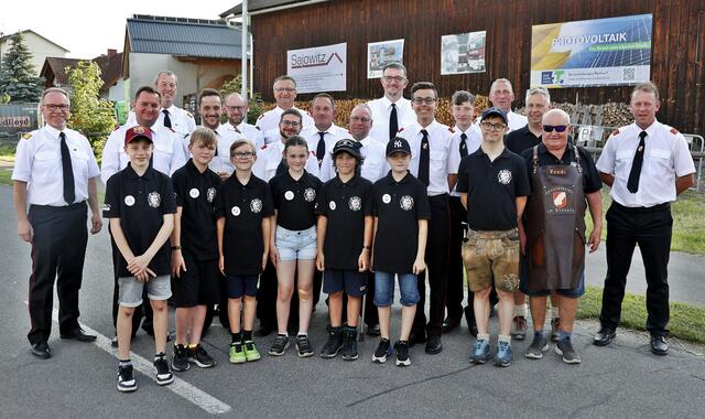 Die angelobten und ausgezeichneten Feuerwehrmänner, die Jungflorianis mit
OBR Johann Diethart (BFV Leoben), ABI Herbert Edlinger, LBDS Erwin Grangl,
OBI Franz Poschacher und HBI Robert Gmundner | Foto: FF Kraubath