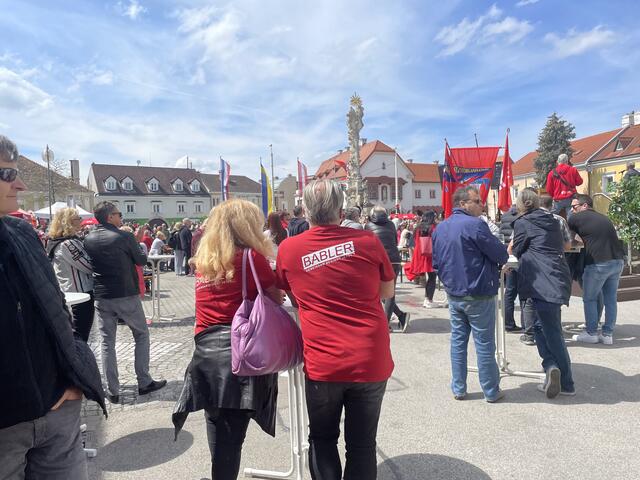 Tag der Arbeit 2023, Hauptplatz Traiskirchen: Damas war noch offen, wer SPÖ-Chef wird. Andreas Babler hat viele Fans, aber auch Kritiker. Er polarisiert. | Foto: Franz Schicker