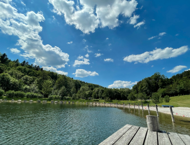 Beim 7.000 Quadratmeter großen Naturbadesee in Kobersdorf hofft man auf einen warmen Sommer. | Foto: Barbara Diewald