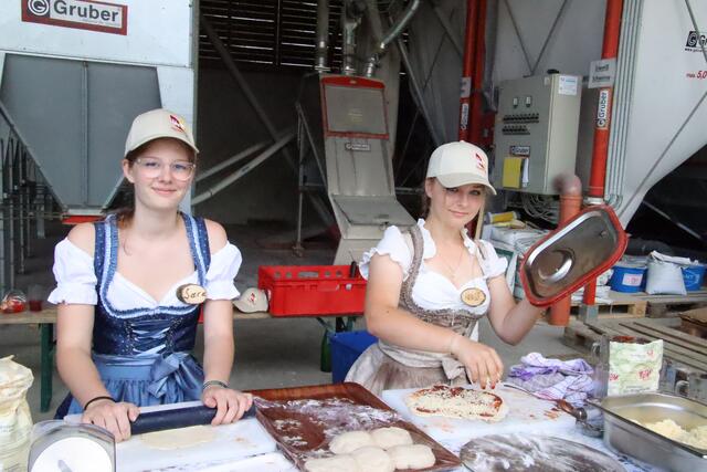 Sara Schey und Marie Dreßler belegten die Bio-Pizzas mit Bio-Auflagen. | Foto: Martin Wurglits