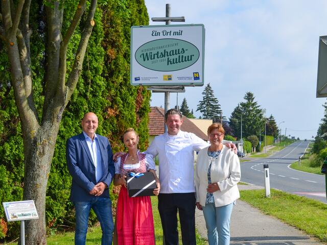 Vizebürgermeister Gerald Höchtel, Maria Böhm, Michael Böhm, Bürgermeisterin Josefa Geiger | Foto: Marktgemeinde Sieghartskrichen