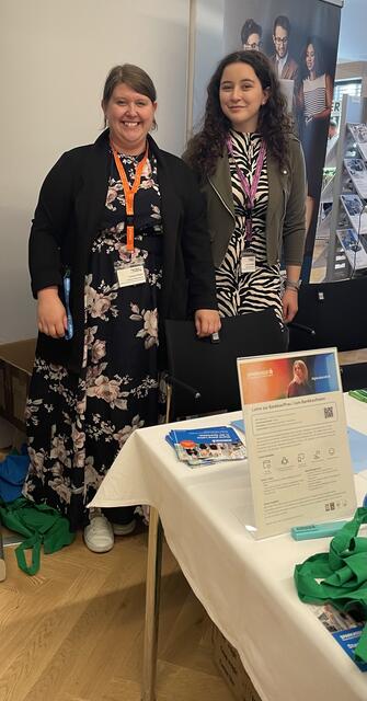 Steffi Poser und Julia Stockner von der Sparkasse