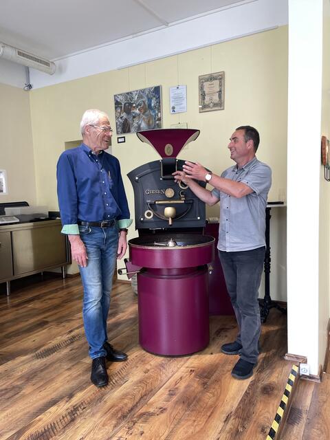 Othmar Müller übergibt das "El café" an Franz Schön. | Foto: Tobias Schmitzberger