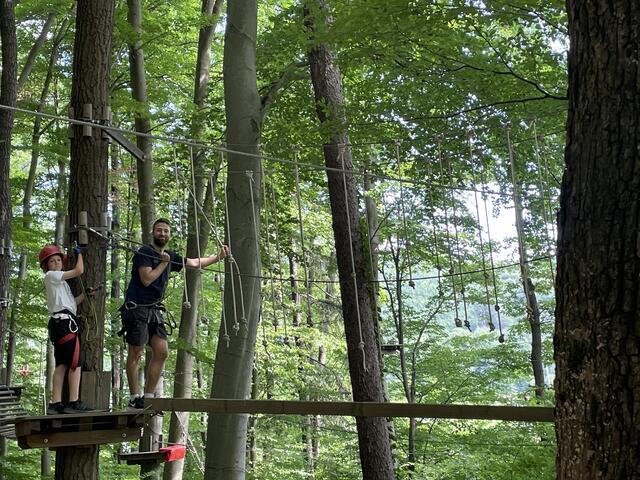 Kletterguide Jakob zeigt den Kids wie's geht. | Foto: Geiger