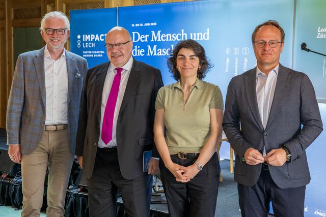 Diskutierten in Lech am Arlberg über künstliche Intelligenz: Michael Strugl (CEO Verbund AG), Peter Altmaier (Bundesminister a.D.), Dilek Gürsoy (Herzchirurgin) und Markus Hengstschläger (Initiator von Impact Lech, v.l.). | Foto: Lech Zürs Tourismus / Flo Lechner
