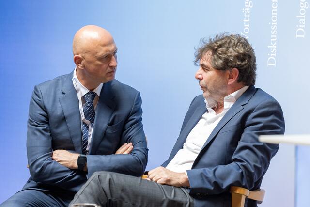 Oskar Aszmann (Pionier der bionischen Rekonstruktion/MedUniWien) im Gespräch mit Harald Kittler (Experte für künstliche Intelligenz in der medizinischen Diagnostik/MedUniWien, v.l.). | Foto: Lech Zürs Tourismus / Flo Lechner