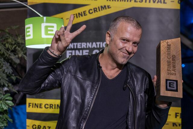 Der Krimiautor aus Tirol Bernhard Aichner ist dem Fine Crime-Festival seit Anfang an treu geblieben – heuer gab es für ihn den begehrten Award. | Foto: niki schreinlechner photography
