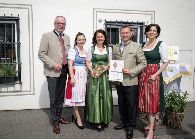 LH-Stv. Stephan Pernkopf, Julia, Martina und Johann Höfinger mit Mitarbeiterin Martina Führer. | Foto: NLK/Pfeffer