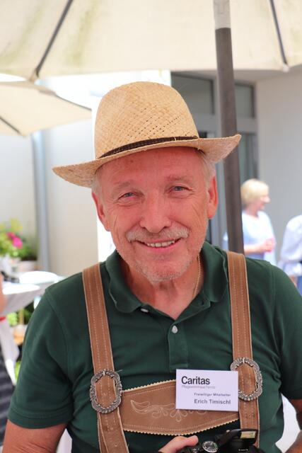 Erich Timischl engagiert sich ehrenamtlich im Caritas Pflegewohnhaus Fernitz. Neben der Herausgabe der Hausnachrichten hält der Fernitz-Mellacher die Feste im Jahreslauf mit seiner Kamera fest.  | Foto: Edith Ertl