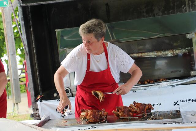 Kulinarisch gefeiert wurde mit Grillhendln und veganem Currygemüse | Foto: Edith Ertl