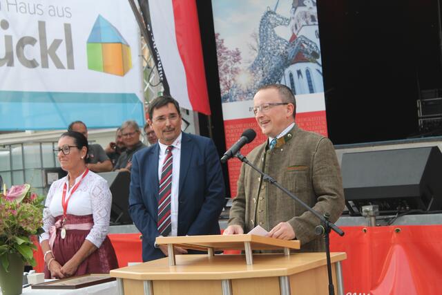 Bezirkshauptmann Werner Kreisl hielt die Laudatio auf Ehrenring-Träger Anton Froschauer.
