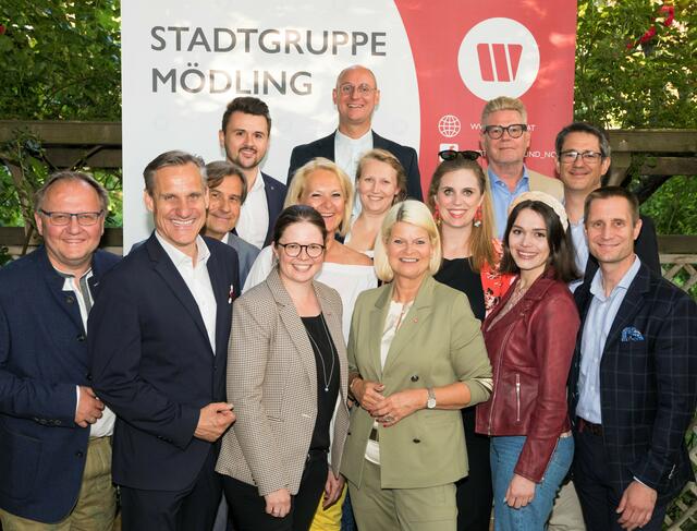 Johannes Seper (Heuriger Pferschy-Seper), WB-Obmann StR Gert Zaunbauer, Josef Vuzem, Matthias Pfeiler (WB Österreich), WK-Bezirksstellenleiterin Andrea Lautermüller, GR Doris Handler, Pfarrer Adolf Valenta, WB-Obmann-Stv. Anna Seper (Heuriger Pferschy-Seper), Ministerin Klaudia Tanner, Bundesrätin Marlene Zeidler-Beck, WB-Finanzreferent Mag. Stephan Schriefl, JV-Bezirksobfrau Johanna Gruber, Peter Hollos (Badener Lokalbahnen), WB-Obmann-Stv. Oberst Stefan Rakowsky

 | Foto: Wirtschaftsbund Mödling