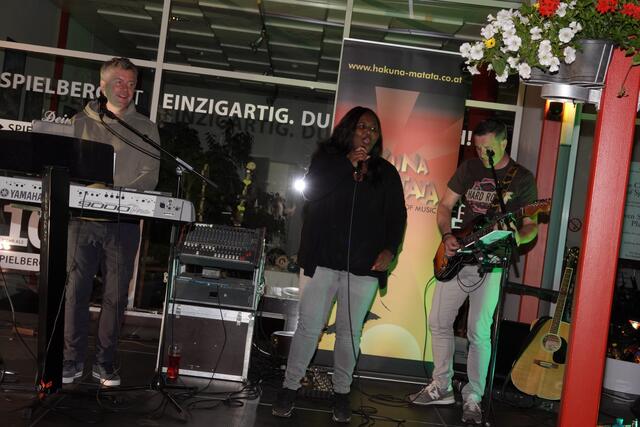 Mit ihrem Gastauftritt war Jeany eine Bereicherung für das Musikerduo. | Foto: Michael Blinzer