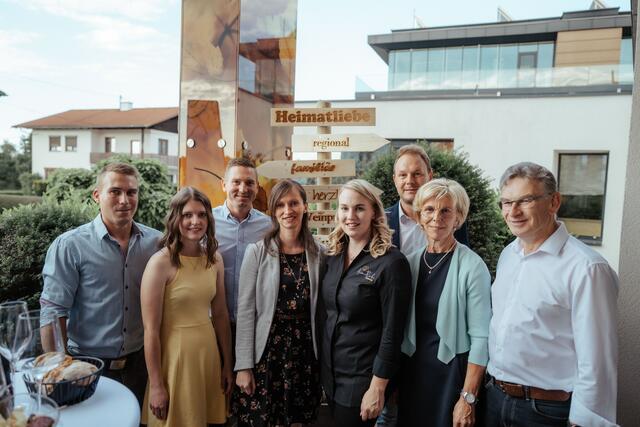 Restaurantchefin Carina Egger (5. v. li.) mit ihrer Familie. | Foto: Matthias Klugsberger