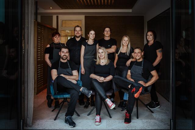 Das Team des Restaurants Heimatliebe mit Chefin Carina Egger (5. v. li.). | Foto: Matthias Klugsberger
