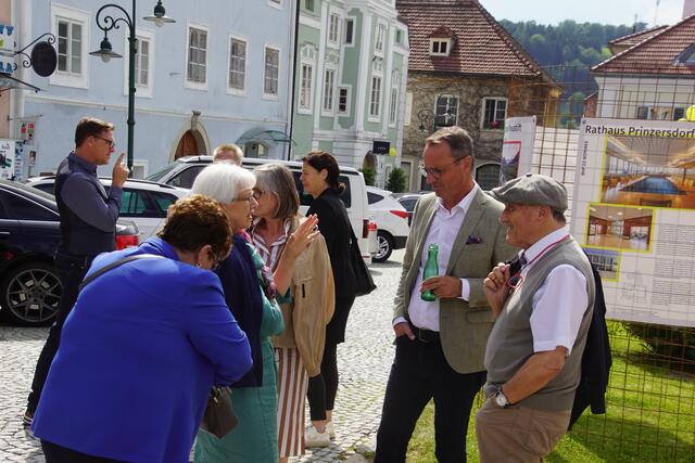 Die Ausstellung ZV-Bauherrenpreis 2022 der Zentalverinignung der Architekt:innen am Marktplatz inspirieret die Besucher zu Gesperächen zum Thema.  | Foto: Helmut Eder