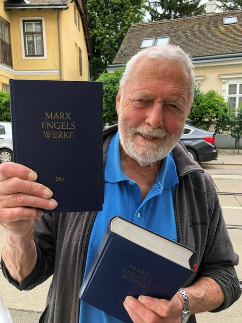 Ali Kohlbacher hat seine Marx-Bände der VHS Hietzing gespendet.  | Foto: VHS Hietzing