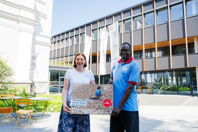 Caritas-Direktorin Nora Tödtling-Musenbichler und Projektpartner Betram Kuol aus dem Südsudan bei der Präsentation ihrer "Hungerkampagne".  | Foto: Neuhold