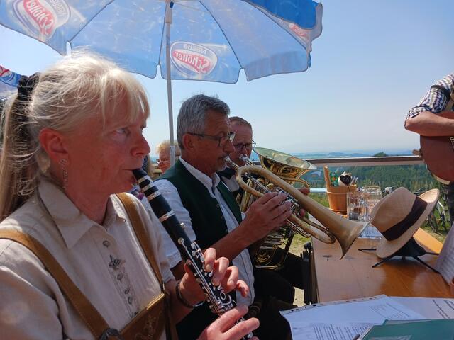 Organisatorin Elisabeth Winklehner, Wolfgang Punzenberger und Christian Schwabegger von der Grensbergmusi