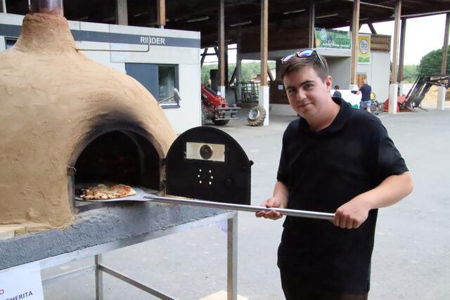 Alexander Posch schob Bio-Pizzas in den Ofen. | Foto: Martin Wurglits