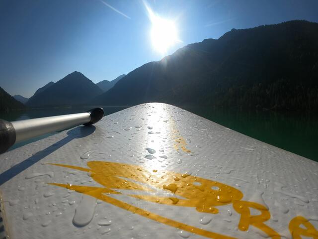Der Heiterwanger See ist ein beliebter Freizeitsee, zum Beispiel, um mit dem SUP unterwegs zu sein. | Foto: Reichel