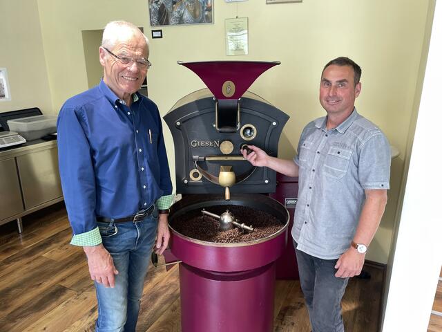 Othmar Müller übergibt das "El café" an Franz Schön. | Foto: Tobias Schmitzberger