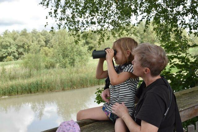 Kinder erforschen und entdecken die Welt der Vögel bei den Leader-Ferienpassaktionen. | Foto: Eva Pirklbauer
