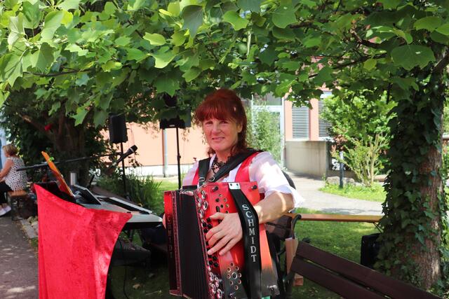 Ingrid Zöhrer umrahmte musikalisch das Jubiläumsfest mit gern gehörten Melodien.  | Foto: Edith Ertl