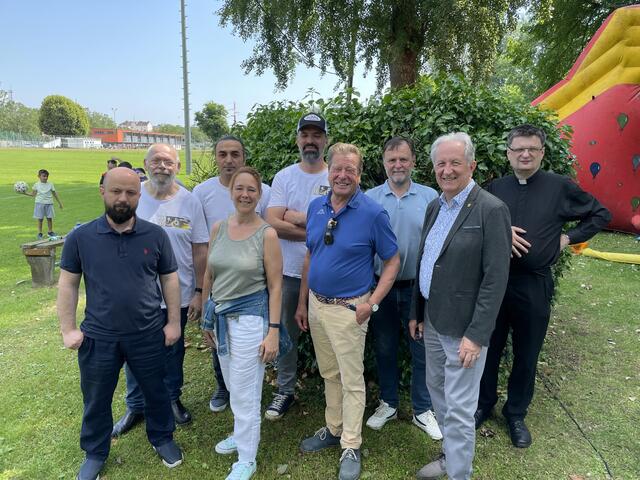 GR Kemal Yayla, Andreas „Murli“ Murhammer (langjähriger ESV-Obmann, jetzt Schriftführer), Obmann-Stv. Oltan Ozdemir, GRin Iris Wanner, Obmann Sükrü Senkal, StR KR Prof. Helmut Mayer, StR Werner Stöberl, StR Günter Herz, Pfarrer Matthias Martin | Foto: privat
