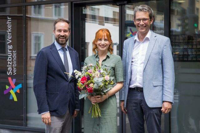 Die Käuferin des 50.000 Klimatickets, Anna Seiler, bekommt Ihr kostenfreies Ticket von Landeshauptmann-Stellvertreter Stefan Schnöll und Salzburg Verkehr Geschäftsführer Johannes Gfrerer überreicht. | Foto: Salzburg Verkehr/Leo