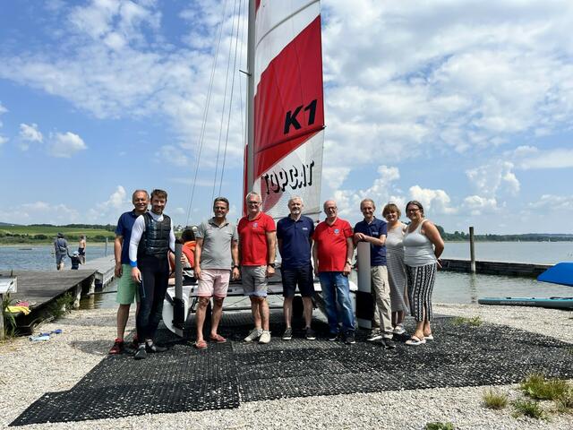 Kurt Vösenhuber (SOS-Kinderdorf), Wolfgang Klampfer, Thomas Kellner (Segelclub Seekirchen), die Kiwanier Helmut Baier, Reinhard Drechsler, Werner Podbelsek, Werner Ruschitzka (Kiwanis), Beate Schmitt und Cordula Schwarz (SOS-Kinderdorf. | Foto: SOS-Kinderdorf Salzburg