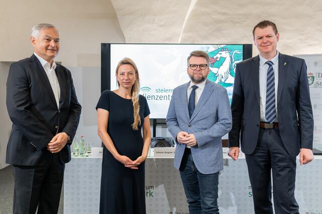 Die ÖVP-SPÖ-Koalition hat mit der KAGes ein großes Reformpaket geschnürt: Gerhard Stark, LR Juliane Bogner-Strauß, Klubobmann Hannes Schwarz, Ulf Drabek (v. l.). Die Opposition zeigt sich verhalten optimistisch. | Foto: Land Steiermark/Binder