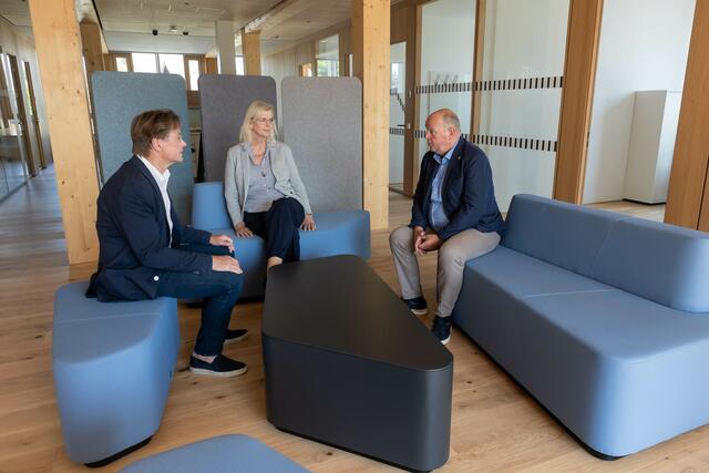 Das Erscheinungsbild der neuen Bezirkshauptmannschaft in Seekirchen ist geprägt von Holz. Im Bild: Projektleiter Heinrich Pölsler, BH Karin Gföllner und Bürgermeister Konrad Pieringer. | Foto: Land Salzburg/Neumayr/Hofer