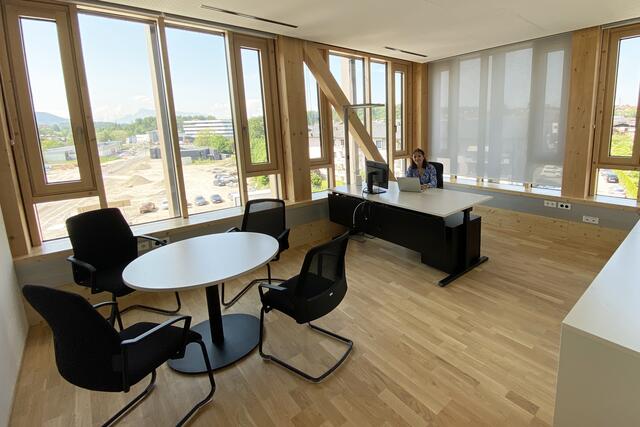 Im Bild Susanne Schüssler, die ihr neues Büro zum ersten Mal erkundet. | Foto: Land Salzburg/Melanie Hutter