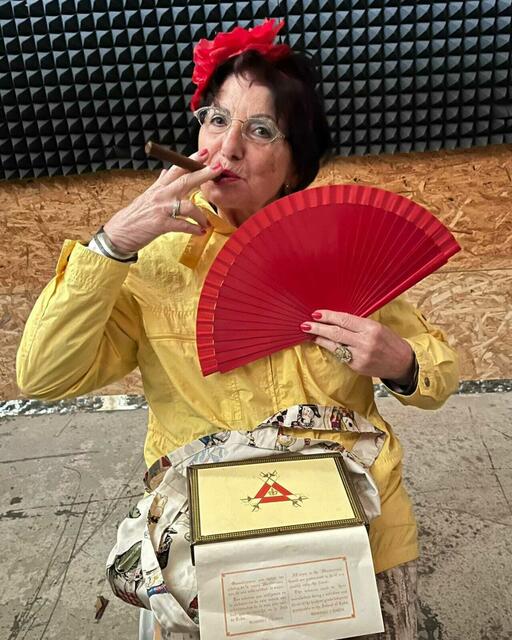 In der Probenpause für Carmen in St. Margarethen hat Statistin Margit Schnörch Zeit für eine Havanna.  | Foto: privat