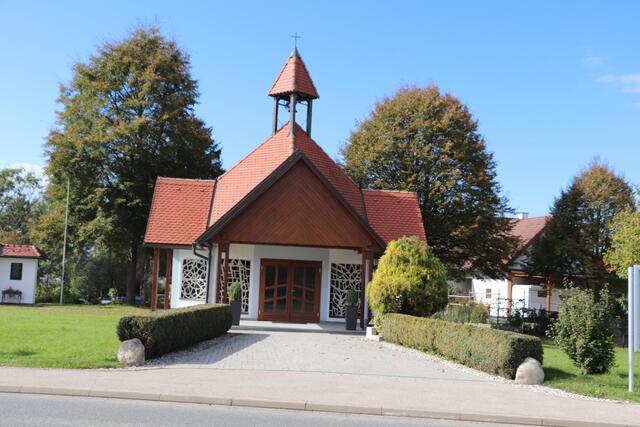 Blick auf die Kapelle von der Straßenseite aus | Foto: Edith Ertl