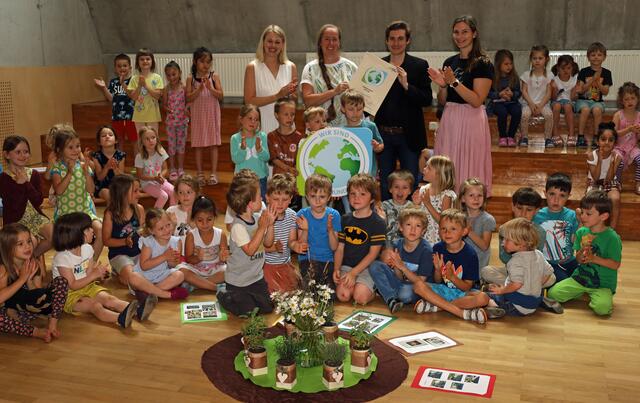 Die Freude über die Auszeichnung als „Klimabündnis-Kindergarten“ ist nicht nur bei den Höttinger Kindern groß (stehend v.l.): Bildungsstadträtin Elisabeth Mayr, Maria Hell (Leiterin Kindergarten Schneeburggasse 30), Projektleiter Stefan Speiser (Klimabündnis Tirol) und Nadine Mayr (Amt Kinder, Jugend, Generationen). | Foto: IKM/A. Steinacker
