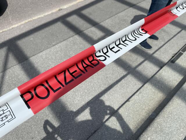 Das gesamte Gebäude wurde blitzschnell abgeriegelt | Foto: Hans Ebner